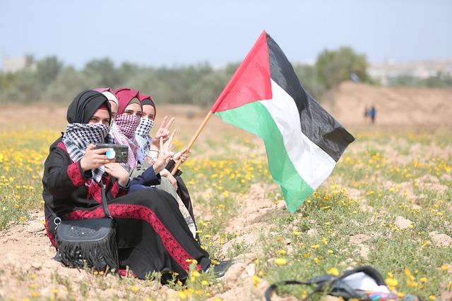 
■ بينما يختار الشباب الفلسطينيون طريق الوحدة في "عرين الأسود" على الرغم من إختلاف إنتماءاتهم السياسية، والتي ترفع شعارا...