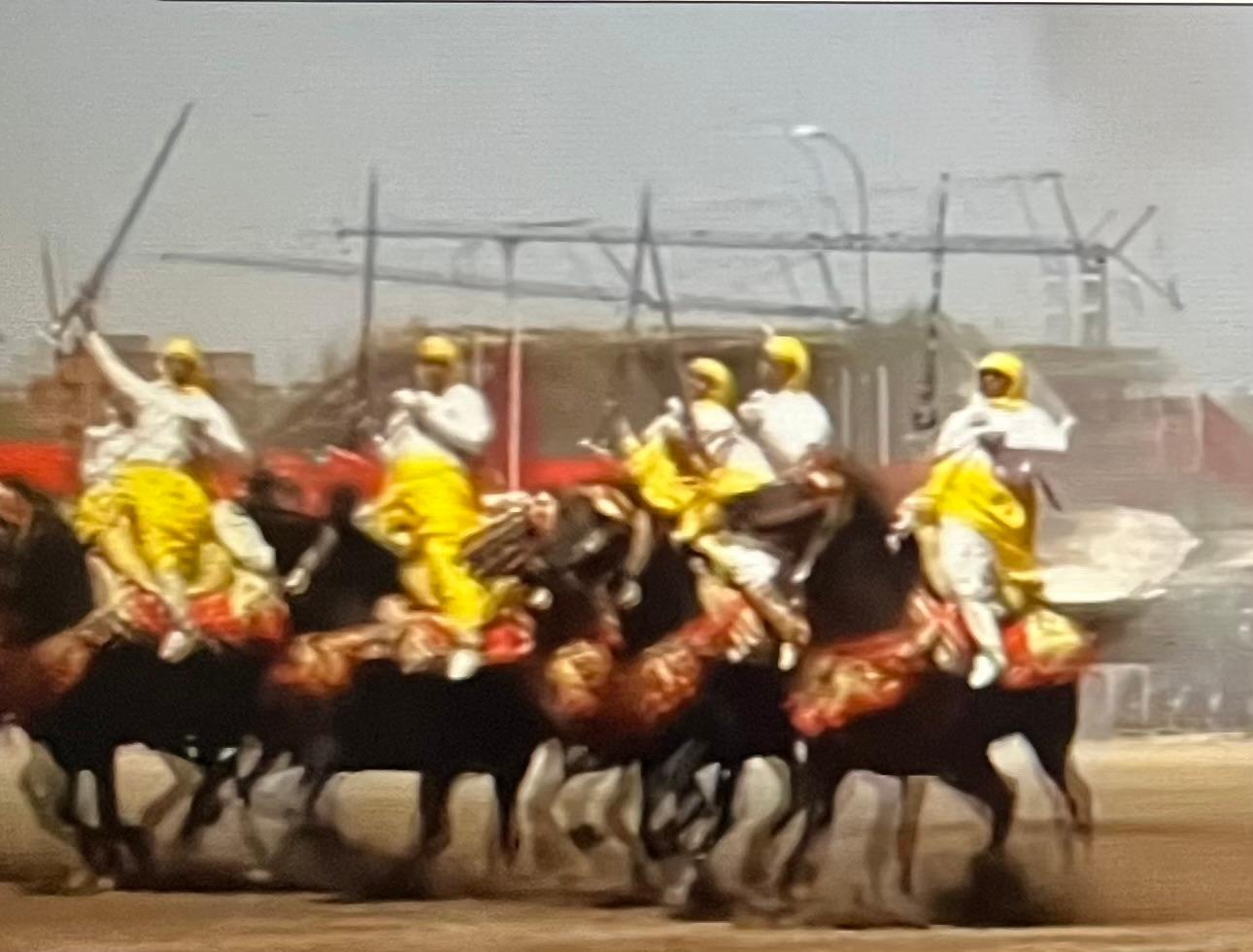 روائح غير متجانسة من روث الخيول ورائحة البارود وعرق الجمهور ...روائح هرمونات الرجال والنساء الباحثين عن نشوة عابرة وشبا...