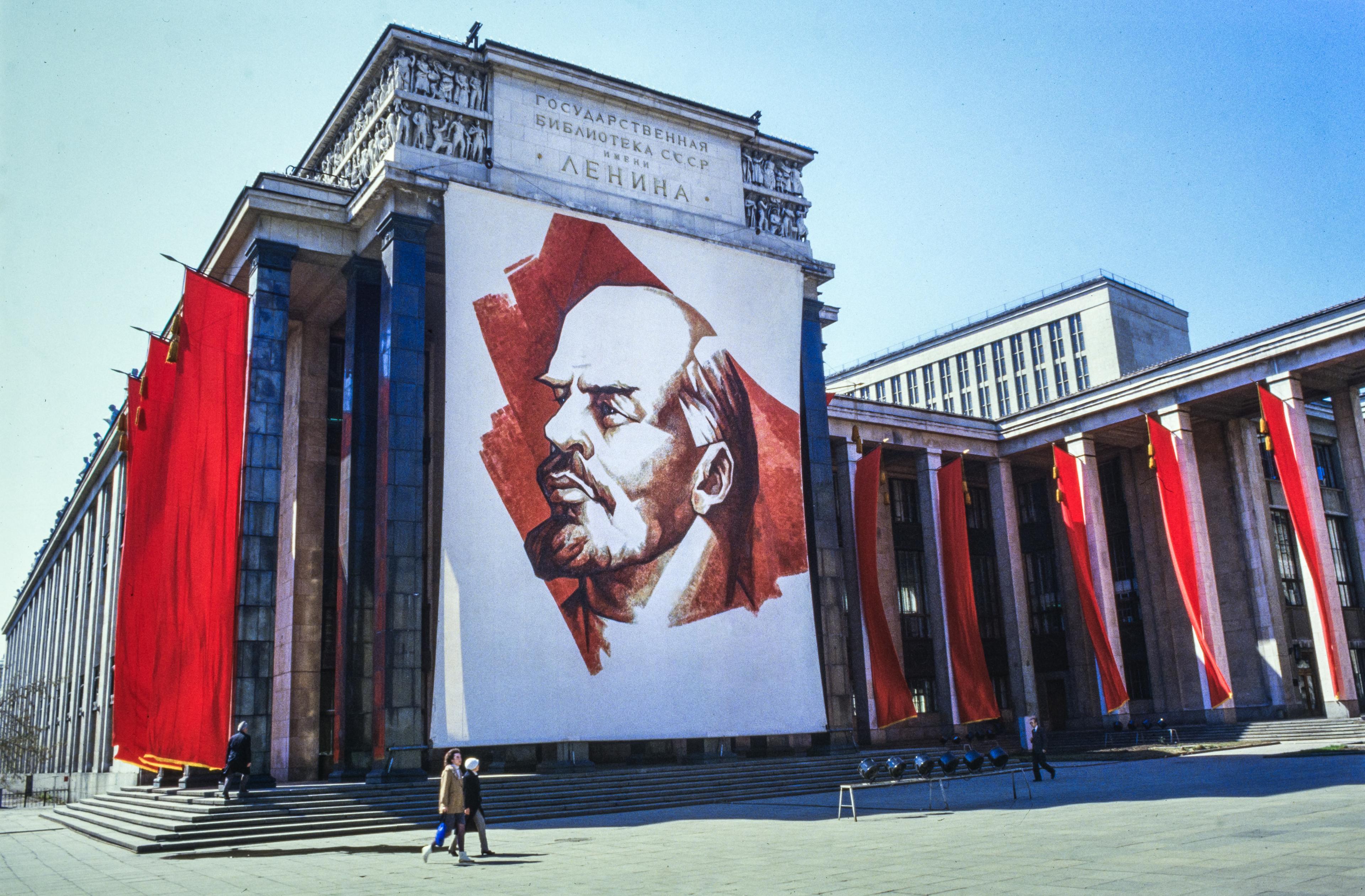 مسار ثورة أكتوبر الاشتراكية الروسية؟
هل يستفيد اليسار الراديكالي المغربي من
(فصل من كتاب سيصدر في ربيع 2023)
- الثورة ...